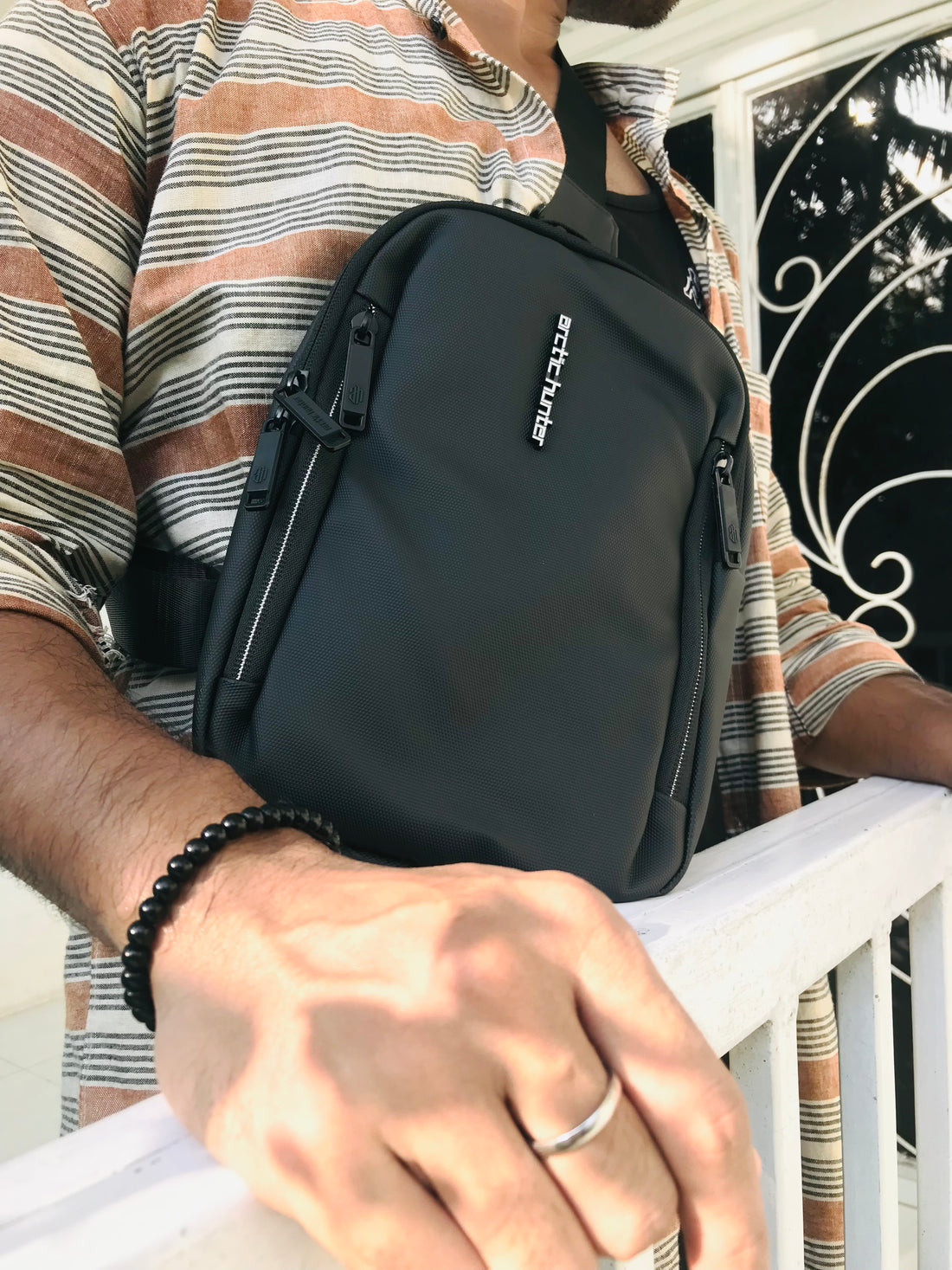 Arctic Hunter Crossbody 03