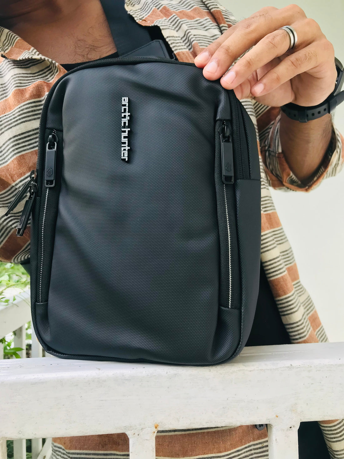 Arctic Hunter Crossbody 03