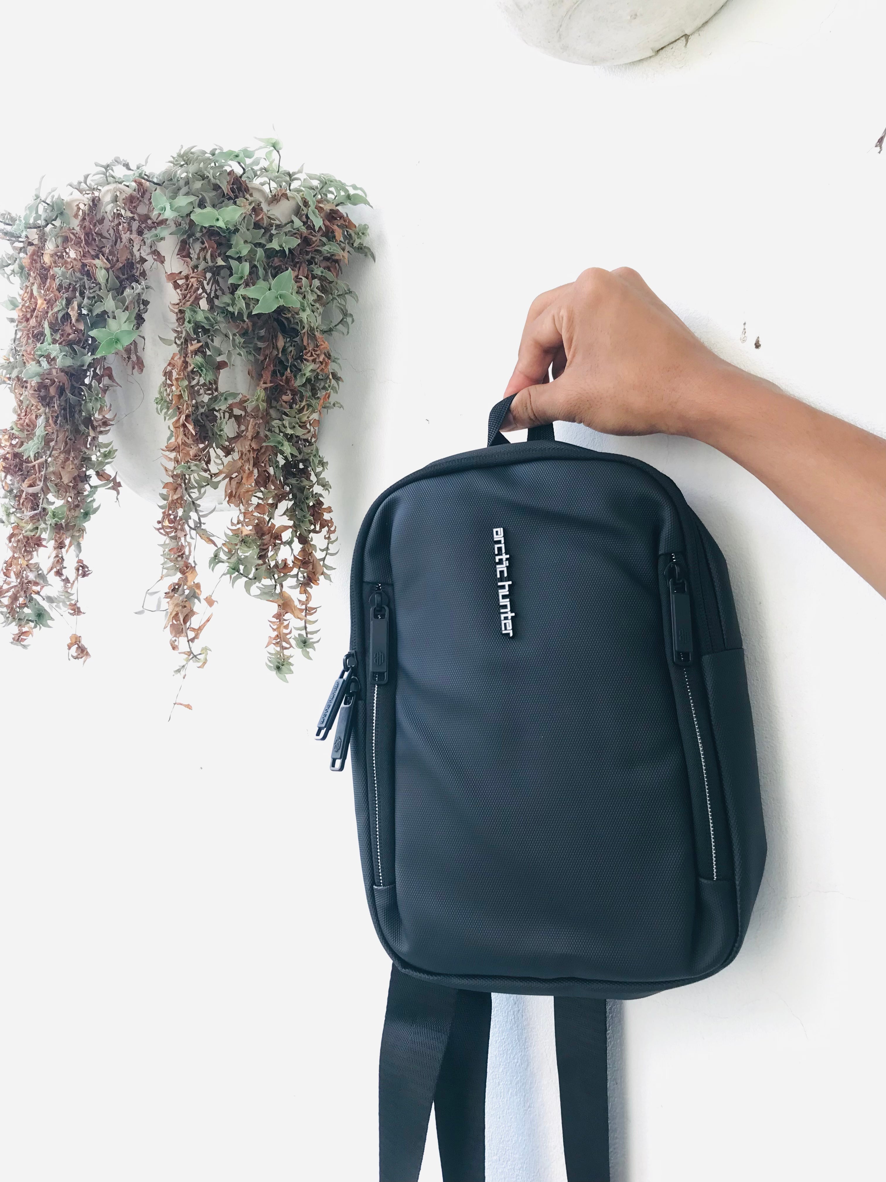Arctic Hunter Crossbody 03