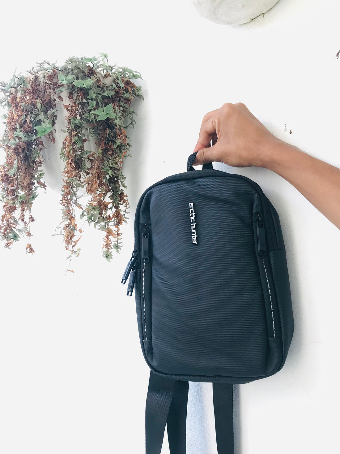 Arctic Hunter Crossbody 03
