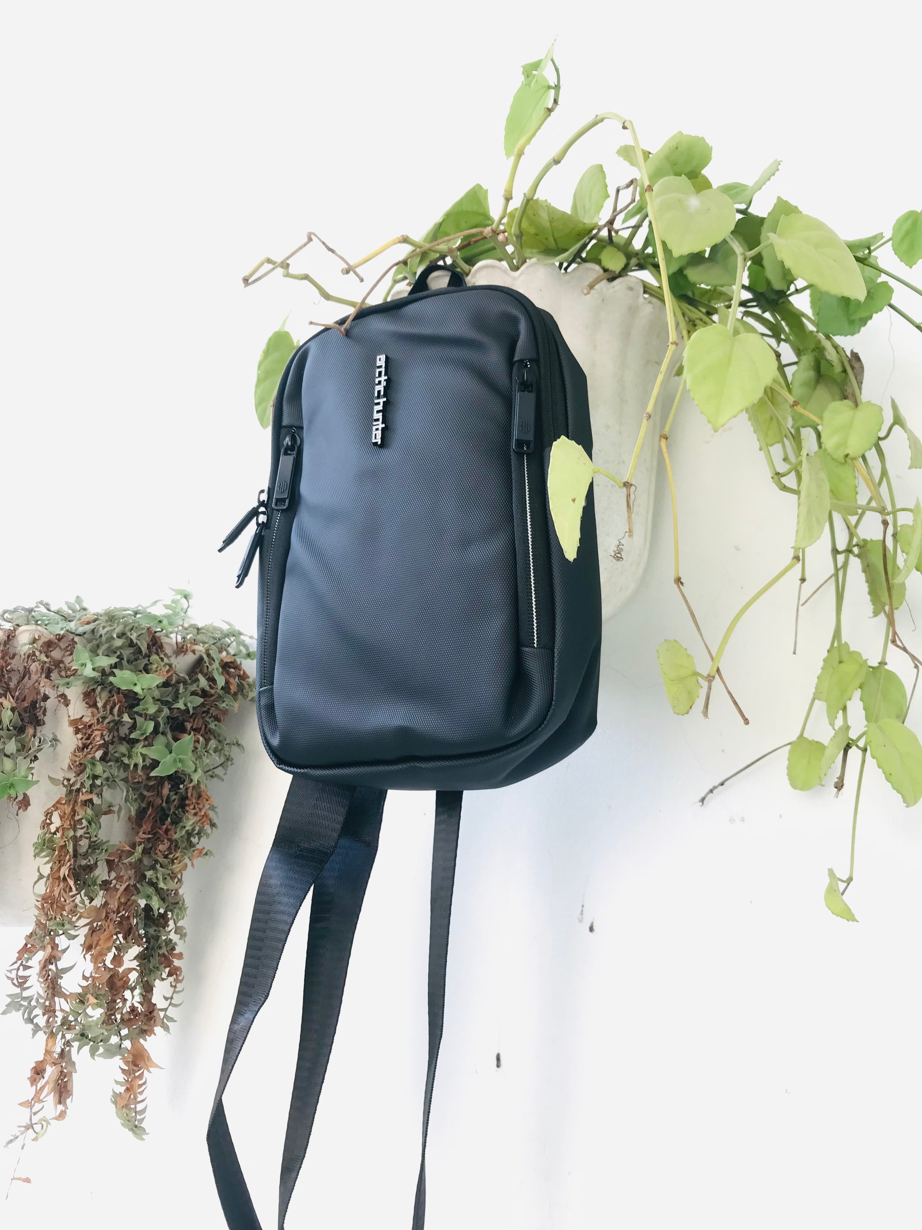 Arctic Hunter Crossbody 03
