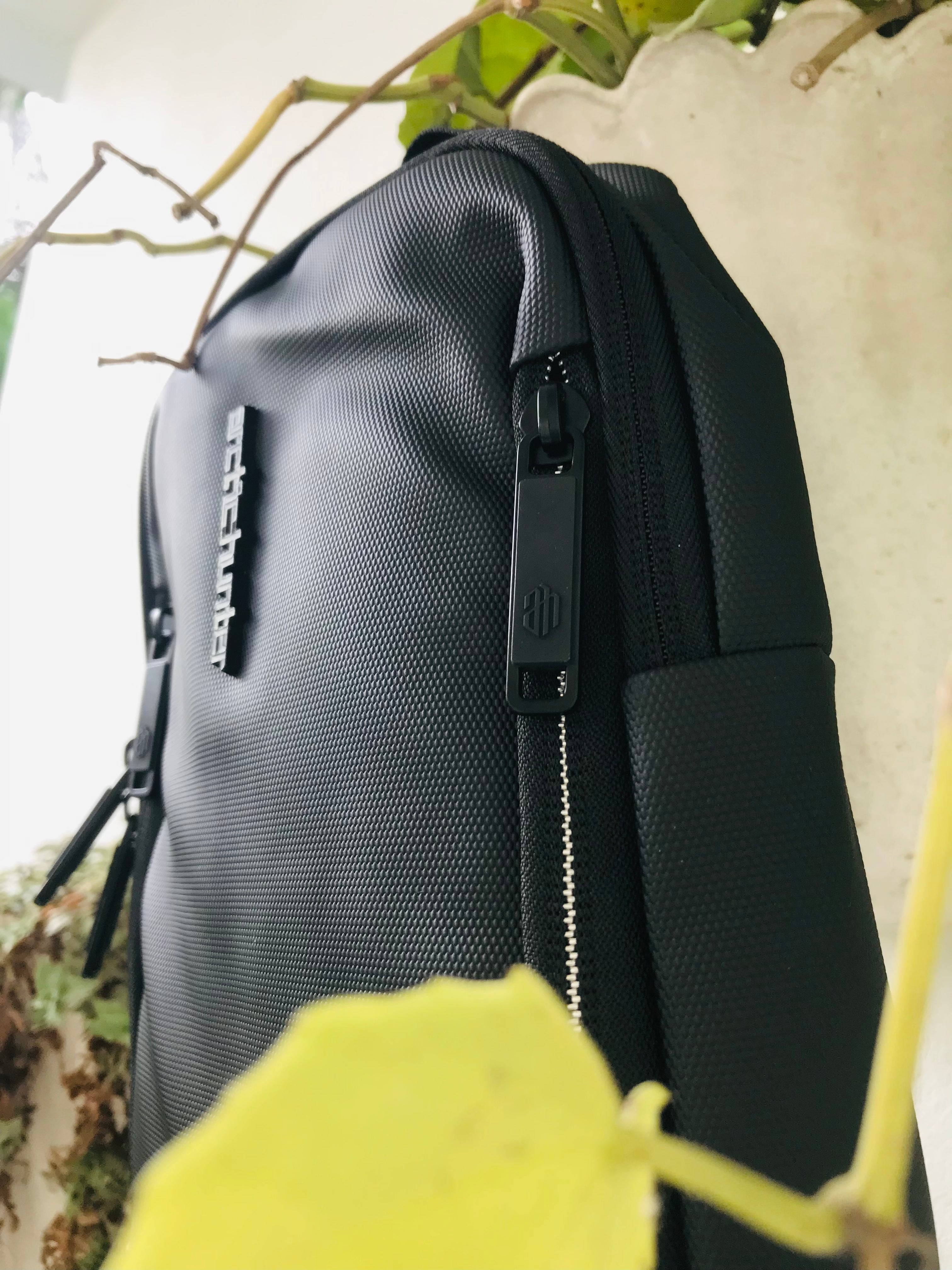 Arctic Hunter Crossbody 03